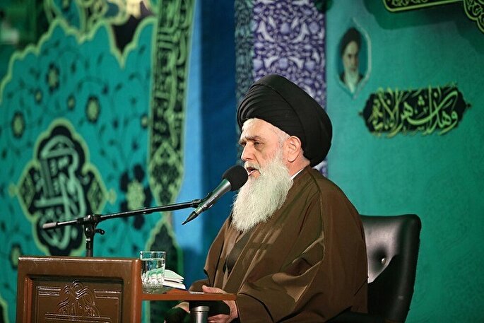 دشمن با تمام توان از حربه برهنگی علیه فرهنگ ما استفاده می‌کند