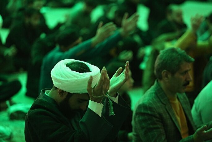 فیلم | مناجات‌خوانی در ویژه برنامه سحرگاهی حرم بانوی کرامت