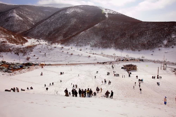 بام خلخال؛ میزبان تندیس‌های برفی جشنواره زمستانی