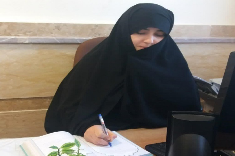 راضیه عظیمی‌فر، معاون آموزشی مدیریت حوزه علمیه خواهران استان همدان