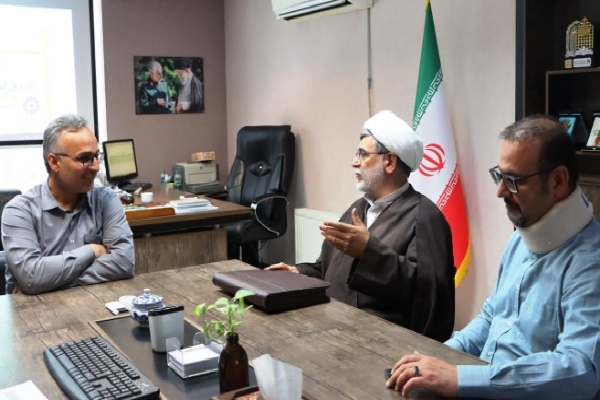 اهدای 500 جلد کتاب از سوی بنیاد امام رضا(ع) به کتابخانه سیار بهاباد