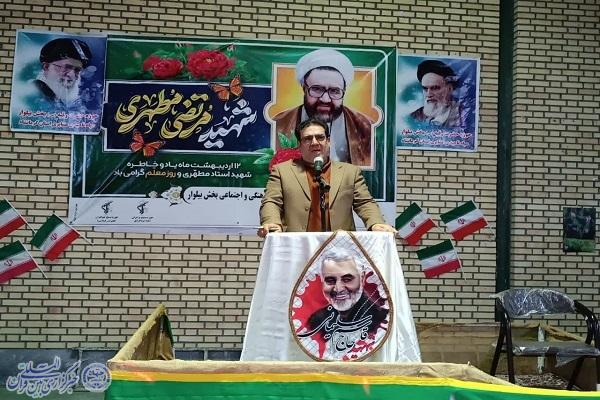 زحمات معلمان با هیچ پاداشی قابل جبران نیست