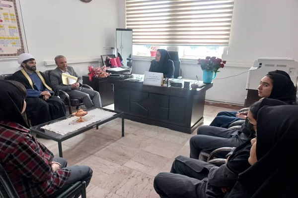اعطای مدرک صلح یاری به دانش آموزان کردستانی