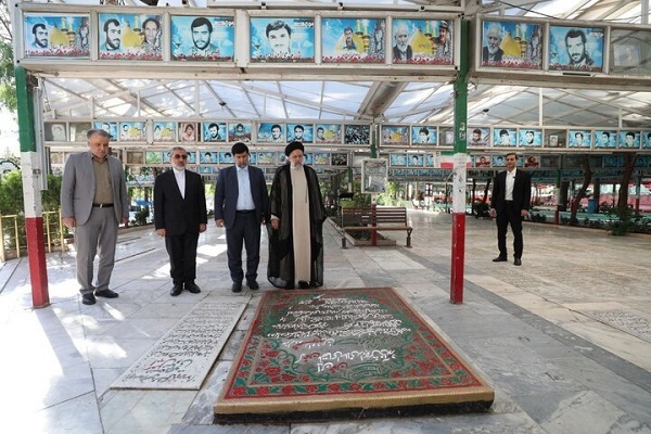 حضور حجت‌الاسلام والمسلمین سیدابراهیم رئیسی در گلزار شهدا