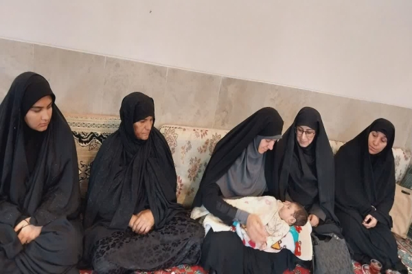دیدار مدیرکل امور بانوان استانداری لرستان با خانواده شهید مجتبی نعمت‌پور