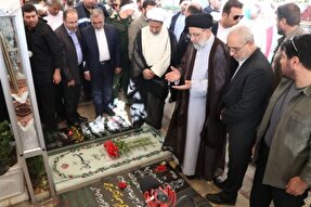 بازنشر تصاویری از حضور آیت الله رئیسی در گلزار شهدای کرمان