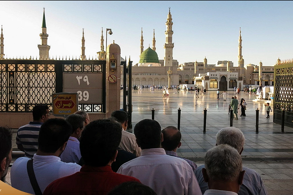 غم و اندوه زائران ایرانی حرم نبوی در سوگ شهادت آیت‌الله رئیسی
