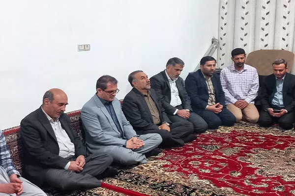 حضور استاندار در منزل جوان فداکار سنندجی حضور استاندار در منزل جوان فداکار سنندجی