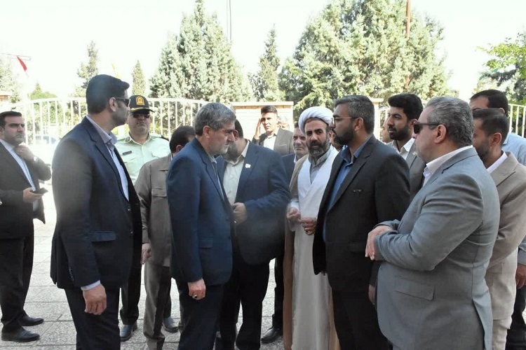بازدید استاندار فارس از کتابخانه عمومی داریون