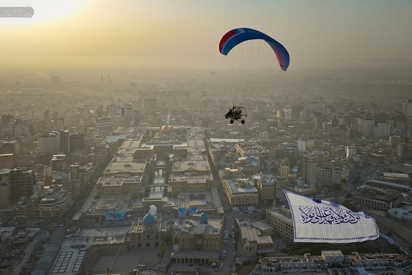 به پرواز درآمدن پرچم غدیر بر فراز حرم حضرت علی (ع) + عکس
