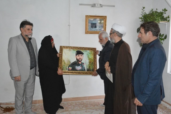 دیدار استاندار لرستان با خانواده شهید «احمد کشوری‌نیا»