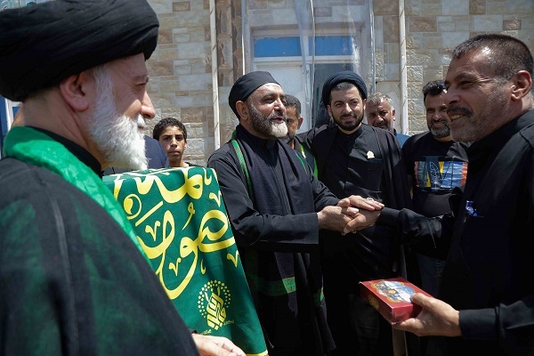 تجلیل خادمان حرم حضرت معصومه(س) از موکب‌داران عراقی