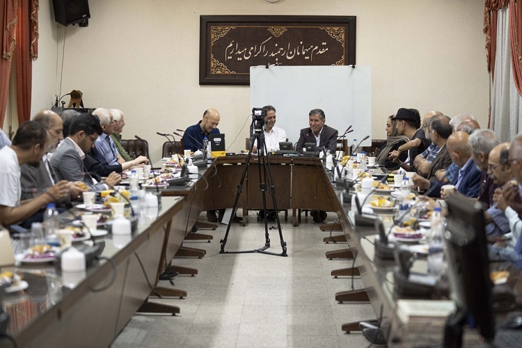 نشستی با حضور جمعی از اساتید و پیشکسوتان زبان و ادبیات فارسی، ویراستاران مشهدی و علاقه‌مندان این حوزه