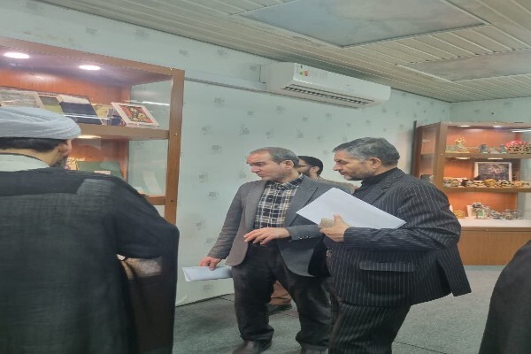 بازدید مدیرکل آموزش و پرورش استان از نمایشگاه دائمی دادگستری قم