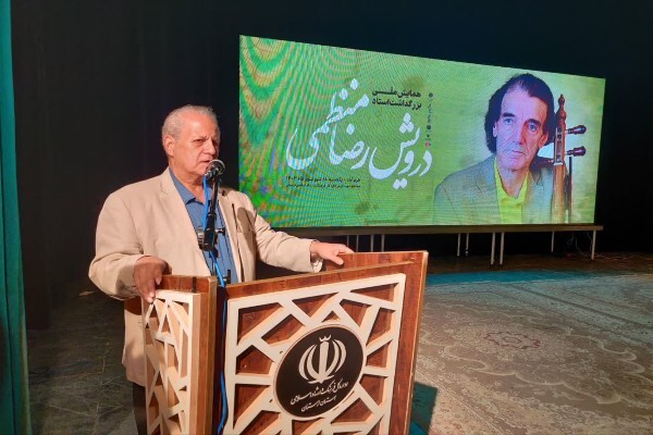 داریوش پیرنیاکان، استاد آهنگساز و نوازنده تار و سه تار