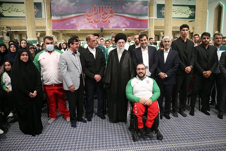 رهبر انقلاب در دیدار اعضای کاروان‌های اعزامی به المپیک و پارالمپیک