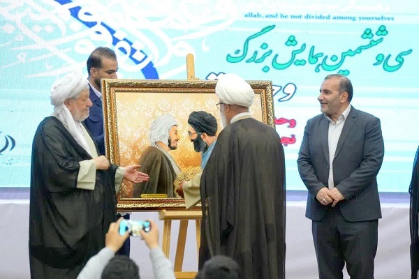 تجلیل از ماموستا ملا قادر قادری امام جمعه پاوه در همایش بزرگ وحدت در کرمانشاه