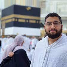 قاری قرآن پیش‌رو جامعه باشد