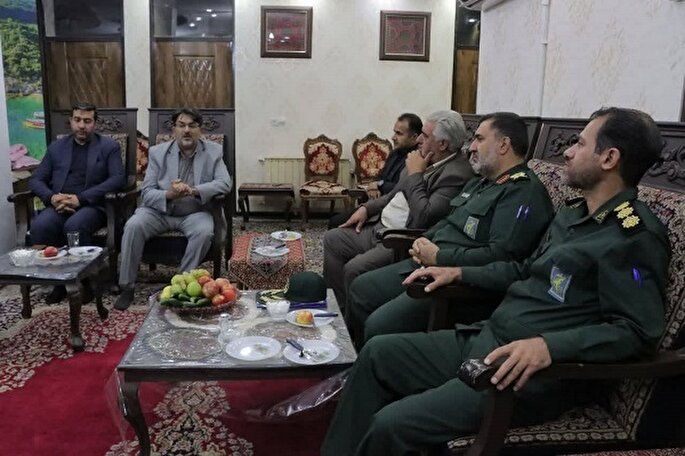 دیدار فرمانده سپاه ثارالله کرمان با خانواده کوچکترین شهید غواص