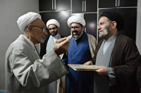 عکس | دیدار نماینده ولی‌فقیه در لرستان با خانواده شهید صالحی