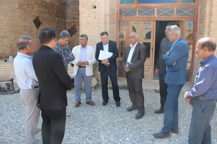 بازدید مسئولان میراث فرهنگی فارس از کارونسرای ایزدخواست