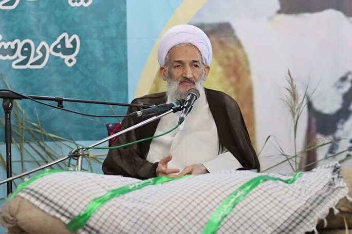 تعالی جامعه در گرو رهبری حکیم و مردمی وفادار است