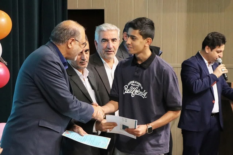 تجلیل از دانش‌آموزان ممتاز شاهد و ایثارگر شیراز