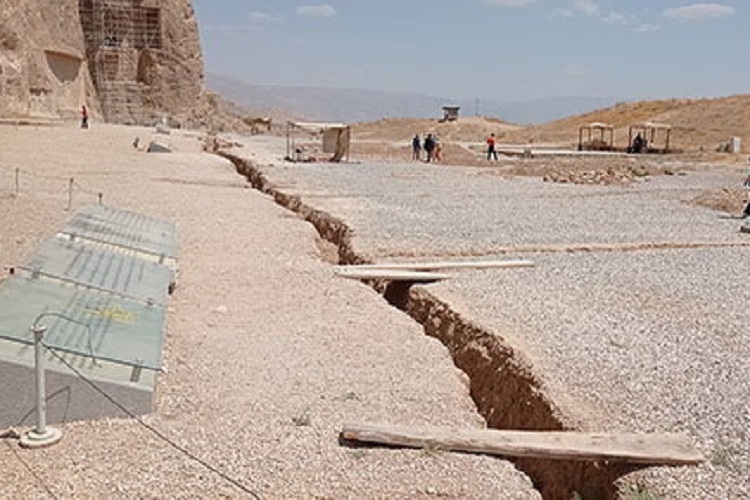 فرونشست زمین، نقش رستم