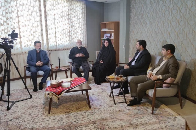 دیدار مدیرکل صدا و سیمای فارس با خانواده شهید معصومه کرباسی