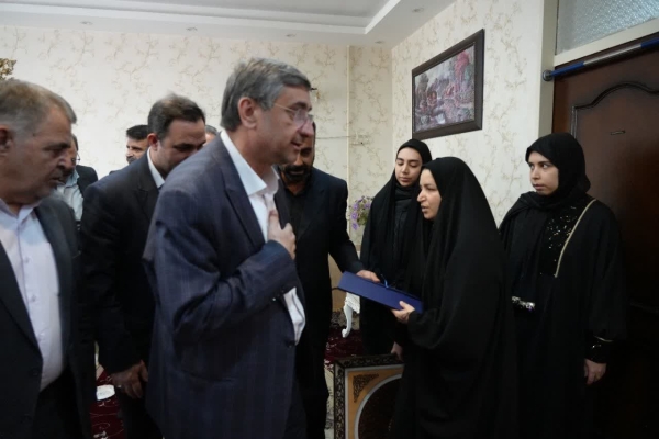 دیدار استاندار لرستان با خانواده شهید «مهدی نقوی»