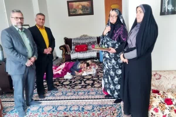 دیدار فرماندار خرم‌آباد با مادر ایثارگر لرستانی
