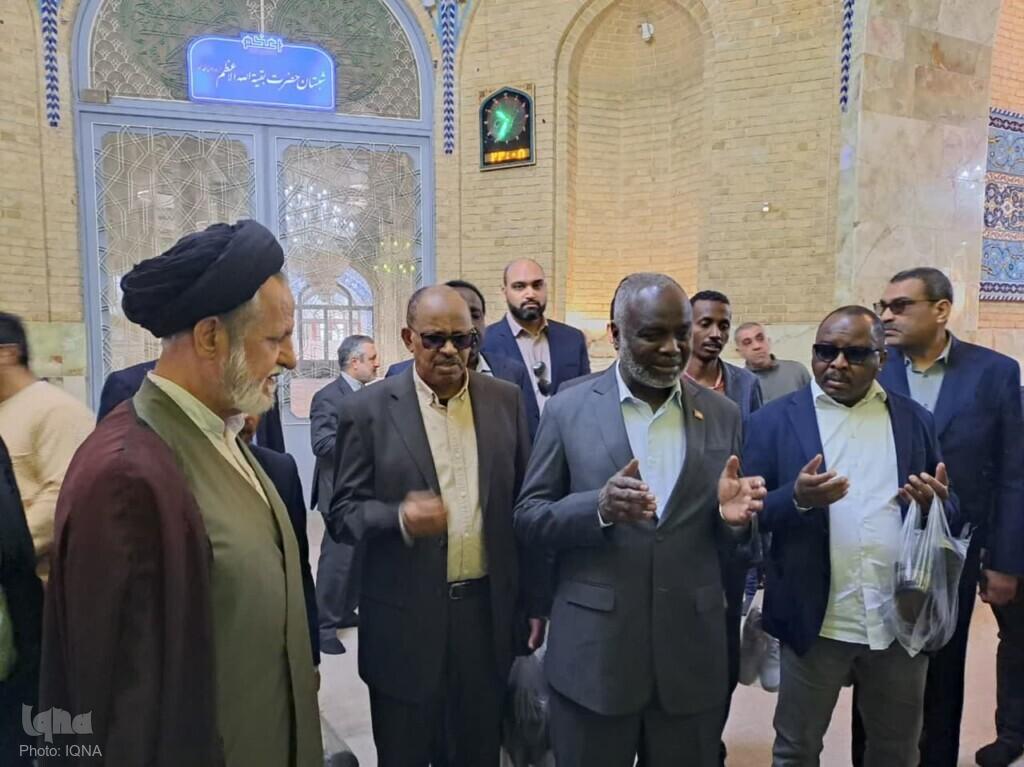 وزیر دارایی و برنامه ریزی سودان به حرم کریمه اهل بیت (س) مشرف شد