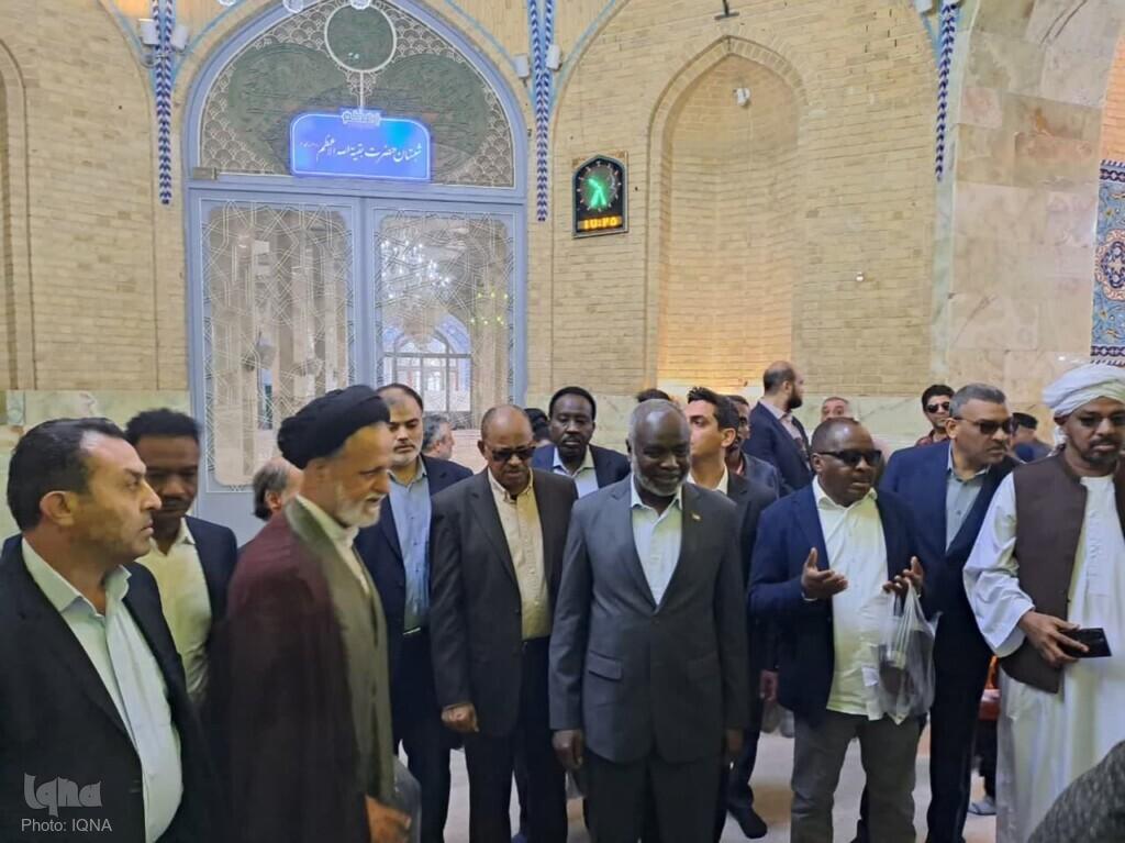 وزیر دارایی و برنامه ریزی سودان به حرم کریمه اهل بیت (س) مشرف شد