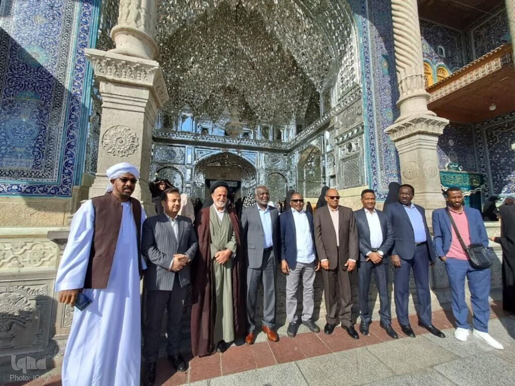 وزیر دارایی و برنامه ریزی سودان به حرم کریمه اهل بیت (س) مشرف شد