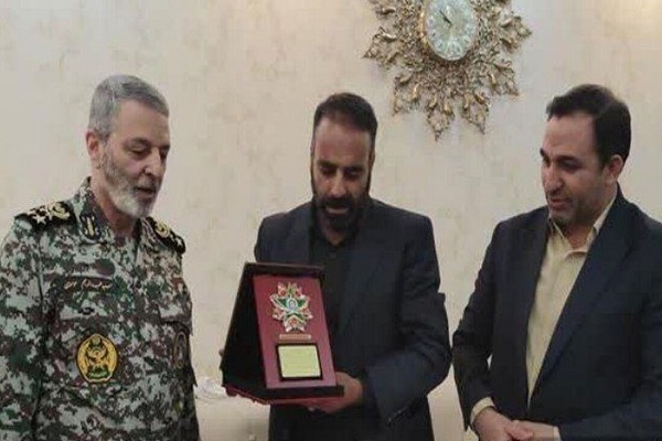 دیدار فرمانده کل ارتش جمهوری اسلامی با خانواده شهید نقوی در بروجرد
