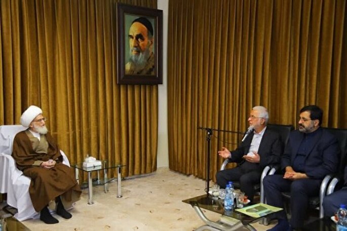 دولت به تکریم مردم و رفع مشکلات اقتصادی توجه کند