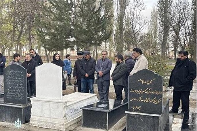 ادای احترام به شهدا و هنرمندان سفر کرده تئاتر اردبیل