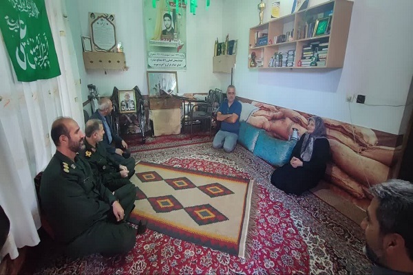 حضور سردار سیاوشی در منزل مرحوم حاج عسگری اسماعیل‌پور، مداح و رزمنده دفاع مقدس