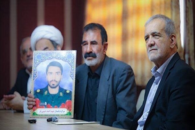 دیدار پزشکیان با جمعی از خانواده شهدای استان سیستان‌وبلوچستان