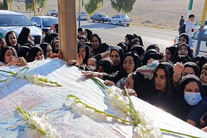 عکس | استقبال مردم از «لاله‌های فاطمی» در مسیر روستاهای گراب کوهدشت