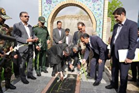 عکس | ادای احترام استاندار لرستان به مقام شامخ شهدای شهرستان چگنی