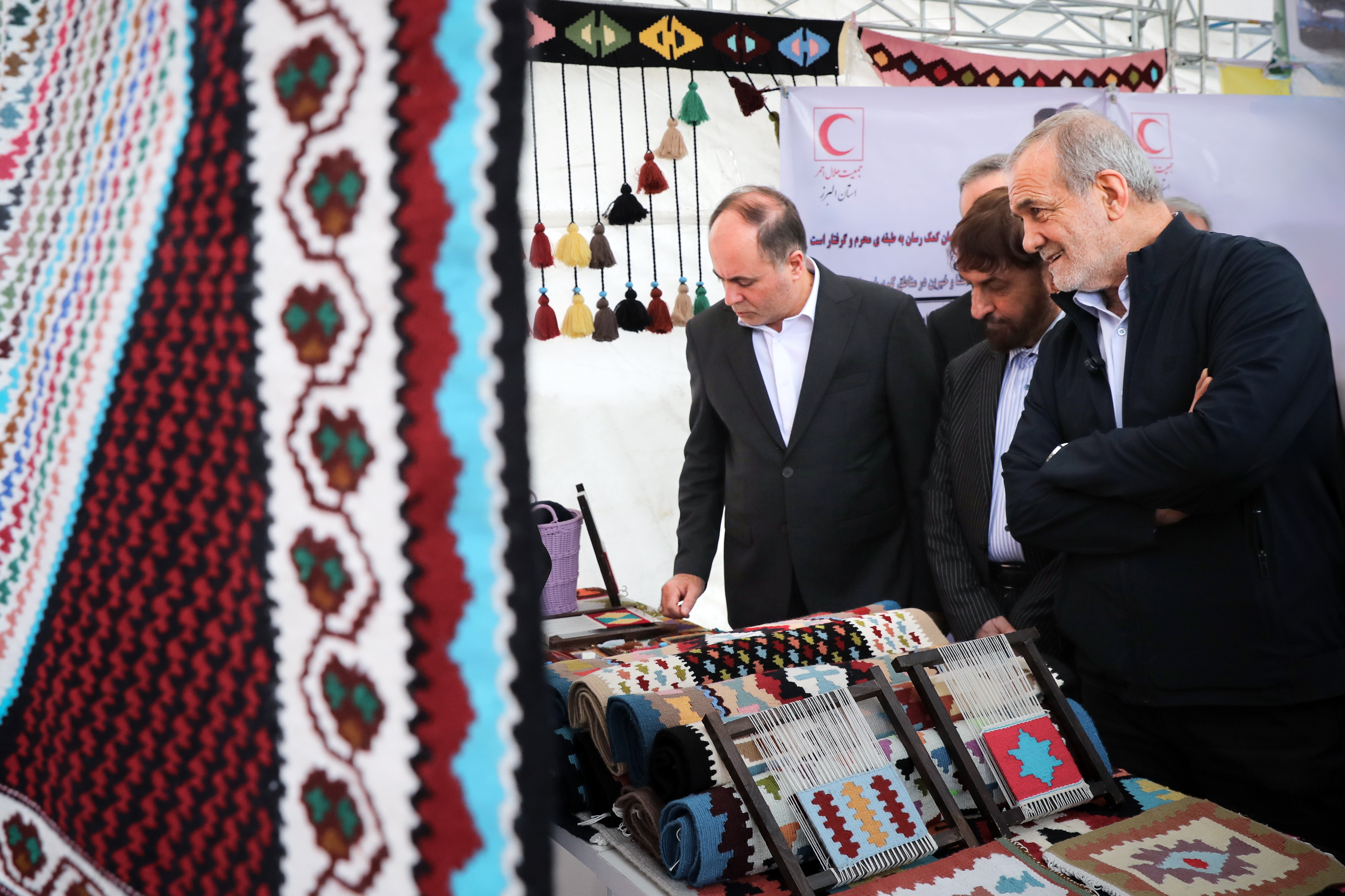 پزشکیان از نمایشگاه اقدامات قرارگاه اجتماعی استان البرز بازدید کرد