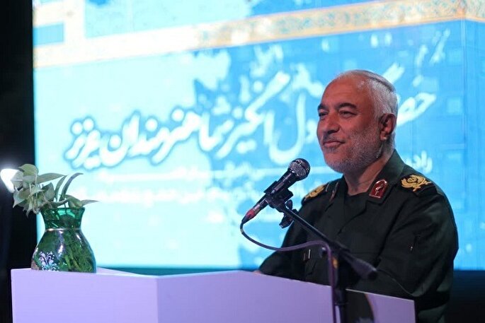 هنرمندان با خلق آثار فاخر با توطئه‌ها مقابله کنند