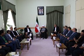 تلاش برای نهادینه کردن ارزش‌های انقلابی داشته باشیم