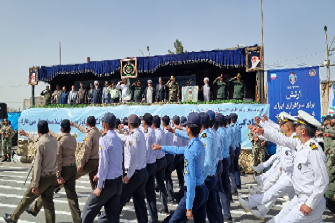 نیروهای مسلح تمام‌قد در مقابل دشمنان ا‌یستاده‌اند