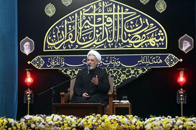 ارتکاب گناه به خاطر همرنگی با جماعت خلاف ارزش‌های دینی است