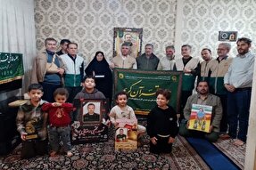 پرچم جلسه خانگی قرآن به خانواده شهید مجتبی رضایی‌پور اهدا شد