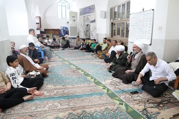حجت الاسلام مرتضی مطیعی امام جمعه سمنان در جمع معتکفین سرخه حجت الاسلام مرتضی مطیعی امام جمعه سمنان در جمع معتکفین سرخه