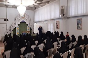 حضور بیش از ۵۰۰ بانوی قمی در کارگاه‌های تربیت فرزند حرم بانوی کرامت