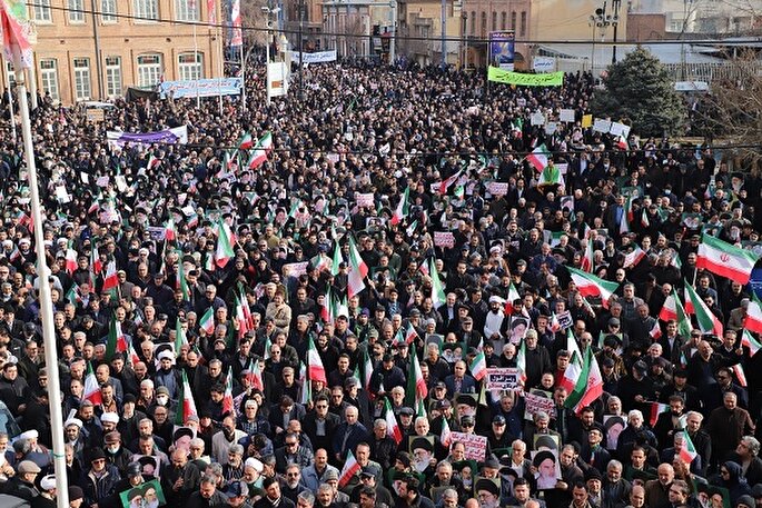 ملت ایران مقابل هر فتنه‌ای می‌ایستند